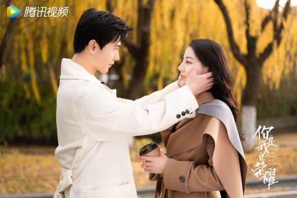 爆款甜寵陸劇《你是我的榮耀》官方海報，主演楊洋與迪麗熱巴CP感十足。