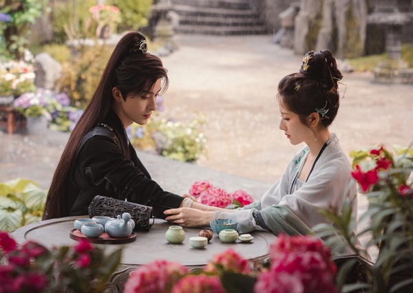 李蘭迪與敖瑞鵬主演古裝探案劇《朝雪錄》的雙人海報，充滿懸疑氛圍。
