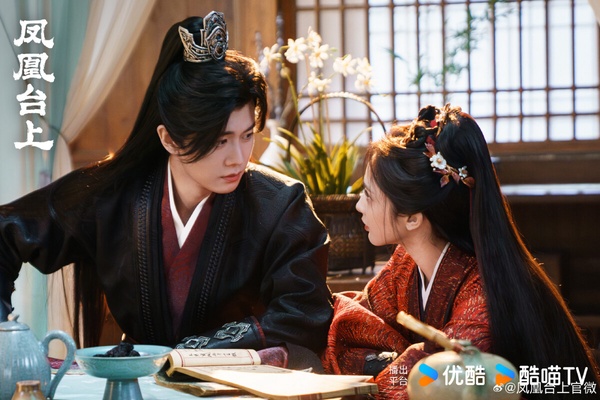 任嘉倫與彭小苒主演古裝陸劇《鳳凰台上》，神顏組合引發高度期待。