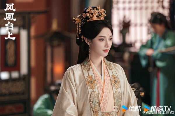 演員彭小苒在《鳳凰台上》飾演江湖女俠凌蒼蒼，造型英氣颯爽。