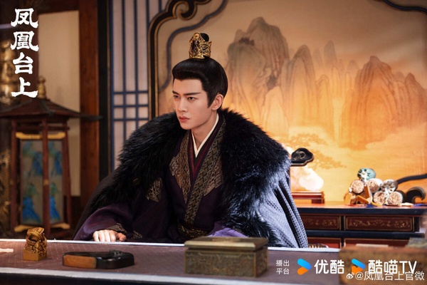 演員任嘉倫在《鳳凰台上》飾演微服私訪的皇帝蕭煥，展現君王氣質。