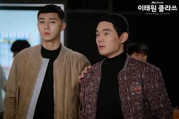 演員劉慶秀在韓劇《梨泰院Class》中飾演崔昇權的經典造型，他留著栗子頭短髮，表情嚴肅地看著前方。