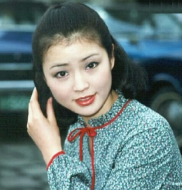 韓國大滿貫影后元美京年輕時期的黑白照片，展現1980年代女星的清純氣質。