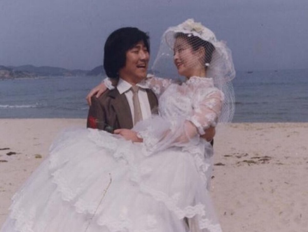 資深演員元美京與時任MBC電視台導演的丈夫李昌順婚紗照