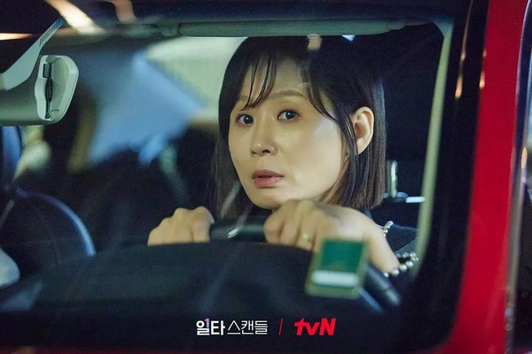 演員金善映在韓劇《浪漫速成班》中飾演秀雅媽媽的劇照，她表情精明，穿著華麗。