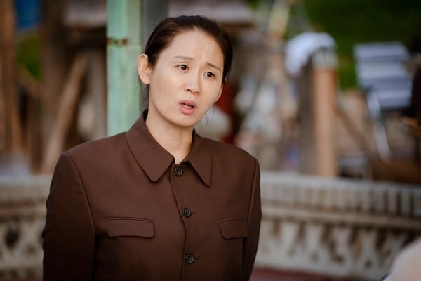 百想女配角金善映在韓劇《愛的迫降》中飾演人民班長，穿著北韓風格服飾，形象深入人心。