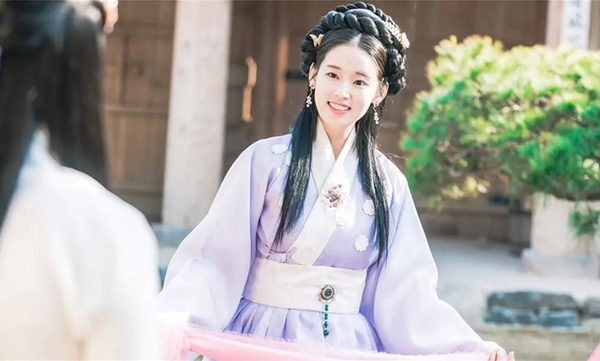 演員朴煥熙在古裝韓劇《王在相愛》中飾演女二「王丹」的劇照，扮相清麗。
