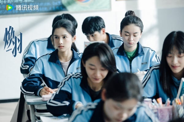 演員張婧儀在陸劇《煥羽》中飾演尋找姐姐去世真相的少女喬青羽。