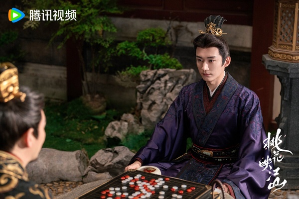劉學義在《桃花映江山》中飾演腹黑左相沈在野的角色形象
