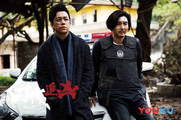 潘粵明在懸疑神劇《白夜追凶》中一人分飾兩角，展現雙胞胎兄弟的對比