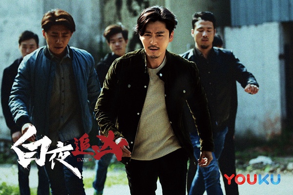 潘粵明在懸疑神劇《白夜追凶》中一人分飾兩角，展現雙胞胎兄弟的對比