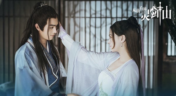 沙雕甜劇《從前有座靈劍山》中，許凱與張榕容飾演的活寶師徒，互動搞笑，萬梗齊發。