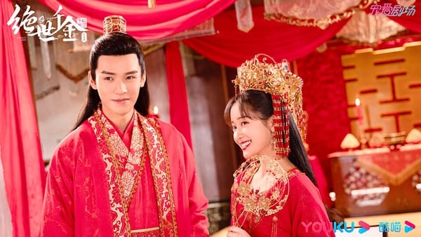穿越劇《絕世千金》劇照，女主角鄭湫泓與龔俊上演沙雕甜愛劇情，風格輕鬆有趣。