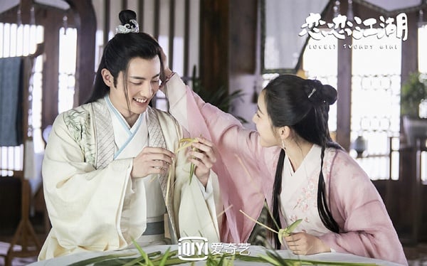  古裝甜劇《戀戀江湖》中，姜貞羽飾演的花痴女孩與楊仕澤飾演的「智障美少年」公子，展開先婚後愛故事。