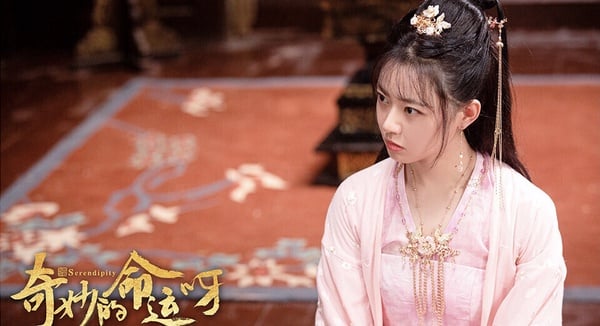穿書喜劇《奇妙的命運呀》劇照，張悅楠飾演的學渣少女李福珠穿越到古代，表情古靈精怪。