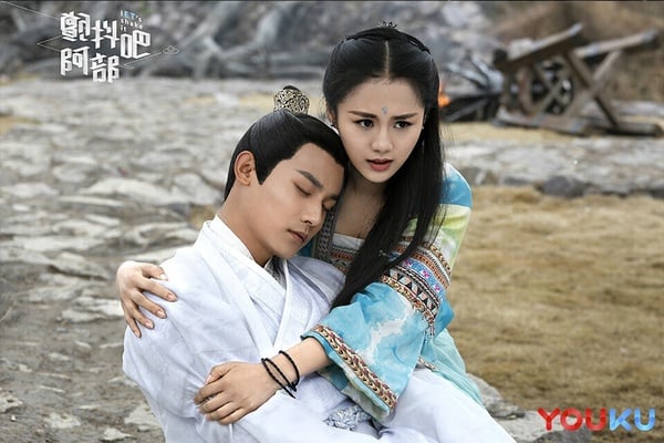 腦洞大開的古裝劇《顫抖吧，阿部》劇照，安悅溪飾演寄身在唐家庶女身上的外星人，表情俏皮。