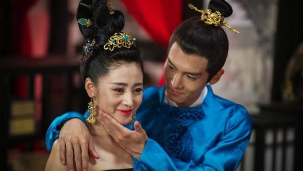 變性穿越劇《太子妃升職記》中，太子妃張芃芃調戲配角美人，完美演繹了劇情的沙雕之處。