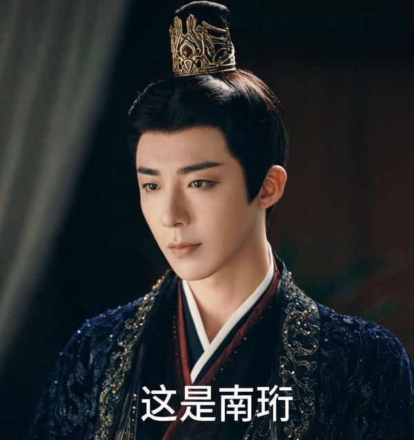 劉宇寧在搞笑古裝劇《書卷一夢》中的造型，飾演帶有光環的大魔王男主南珩，表情霸氣。