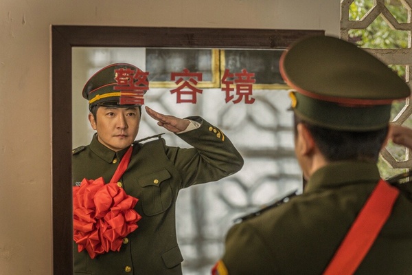 另一部《黃雀》表現就很不錯，豆瓣評分7.0，節奏緊湊不拖沓，拍攝質感也很好，還原年代背景到位，講述鐵路警察與火車扒手鬥智鬥勇的故事