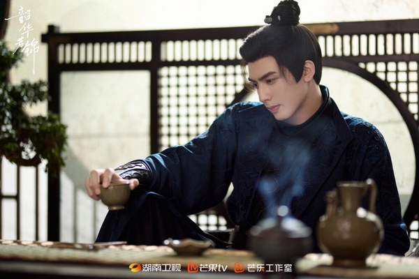 《韶華若錦》同樣是古裝劇，這部口碑就還不錯，與《折腰》都是先婚後愛的題材，是部能輕鬆下飯的小甜劇！