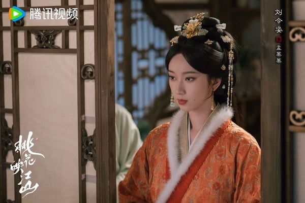 劉令姿近年出演古裝劇，像是《柳舟記》、《卿卿日常》都讓觀眾印象深刻！她不只有顏值，也很會演！她飾演的是沈在野正室「孟蓁蓁」，戲份雖不多，但一出場總能抓住觀眾們的目光！