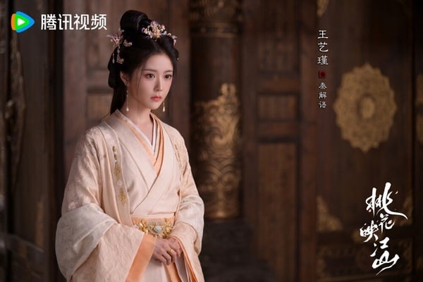 女團出身的王藝瑾，這次在《桃花映江山》的表現讓觀眾們都很驚豔！她飾演的「秦解語」，同樣為沈在野的妾室之一，但與王雅佳的性格不同，個性囂張跋扈、目中無人，將姜桃花視為眼中釘，處處為難她。