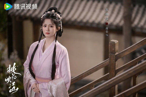 觀眾們應該都覺得她很熟悉吧！她先前演過《星漢燦爛》，飾演程少商一旁的小丫鬟「蓮房」，個性善良率真，很討喜呢！而這次在劇中的角色是「段芸心」，是沈在野的妾室，長相端莊大方、溫柔賢俗，她的形象也很貼合人設，很有大家閨秀的風範，是姜桃花嫁給沈在野後的主要盟友。