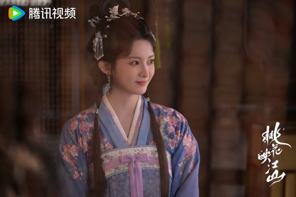 觀眾們應該都覺得她很熟悉吧！她先前演過《星漢燦爛》，飾演程少商一旁的小丫鬟「蓮房」，個性善良率真，很討喜呢！而這次在劇中的角色是「段芸心」，是沈在野的妾室，長相端莊大方、溫柔賢俗，她的形象也很貼合人設，很有大家閨秀的風範，是姜桃花嫁給沈在野後的主要盟友。