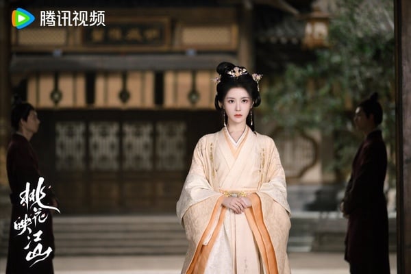 女團出身的王藝瑾，這次在《桃花映江山》的表現讓觀眾們都很驚豔！她飾演的「秦解語」，同樣為沈在野的妾室之一，但與王雅佳的性格不同，個性囂張跋扈、目中無人，將姜桃花視為眼中釘，處處為難她。