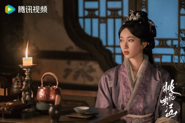 劉令姿近年出演古裝劇，像是《柳舟記》、《卿卿日常》都讓觀眾印象深刻！她不只有顏值，也很會演！她飾演的是沈在野正室「孟蓁蓁」，戲份雖不多，但一出場總能抓住觀眾們的目光！