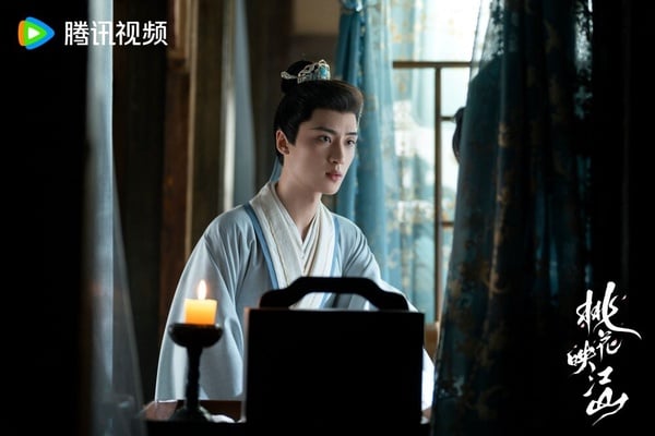 還記得《如懿傳》裡的永琪嗎？童星出身的邊程，長大後也接演不少陸劇，在《桃花映江山》飾演「穆無瑕」，是祈國四王子，雖不受祈王寵愛，但個性善良單純，原先其實是姜桃花的和親對象，但最後卻決定成為她的盟友！而邊程在劇中的演技自然、古裝扮相帥氣，人設也好，所以蠻受觀眾歡迎！