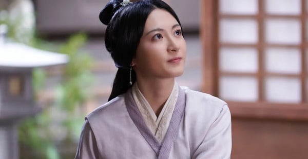 觀眾們應該都覺得她很熟悉吧！她先前演過《星漢燦爛》，飾演程少商一旁的小丫鬟「蓮房」，個性善良率真，很討喜呢！而這次在劇中的角色是「段芸心」，是沈在野的妾室，長相端莊大方、溫柔賢俗，她的形象也很貼合人設，很有大家閨秀的風範，是姜桃花嫁給沈在野後的主要盟友。