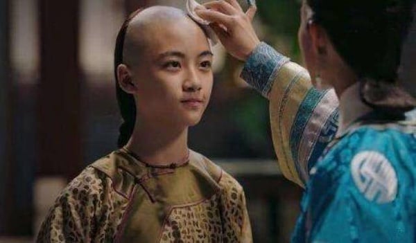 還記得《如懿傳》裡的永琪嗎？童星出身的邊程，長大後也接演不少陸劇，在《桃花映江山》飾演「穆無瑕」，是祈國四王子，雖不受祈王寵愛，但個性善良單純，原先其實是姜桃花的和親對象，但最後卻決定成為她的盟友！而邊程在劇中的演技自然、古裝扮相帥氣，人設也好，所以蠻受觀眾歡迎！