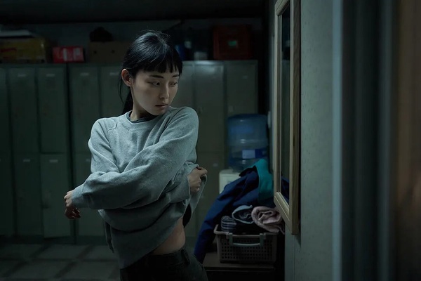Netflix《寄生獸：灰色部隊》  劇中寄生獸變形攻擊的精彩特效場面，展現高水準製作。
