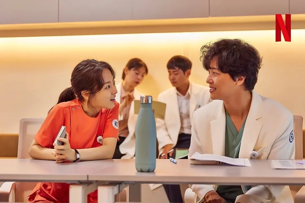 韓劇《精神病房也會迎來清晨》中，朴寶英與延玗臻飾演的醫生在醫院場景中，呈現專業且溫暖的氛圍。