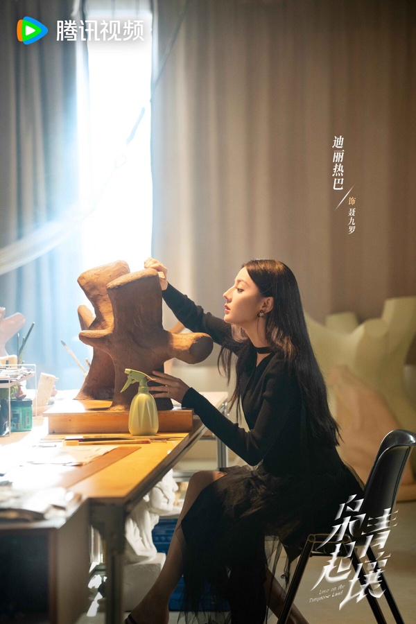 《梟起青壤》人物劇照：迪麗熱巴飾演瘋刀女主聶九羅，展現又美又颯的形象