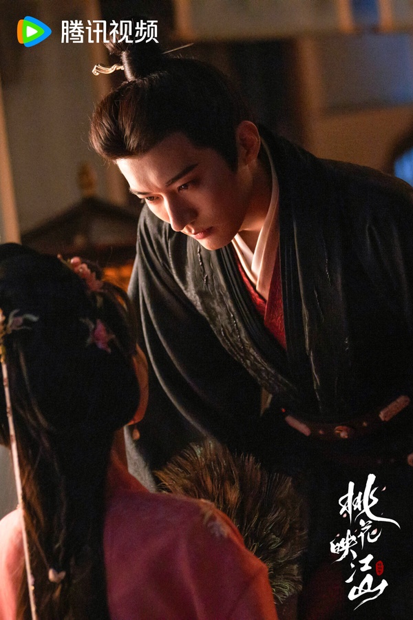 權謀宅鬥劇《桃花映江山》則緊追在後，這部劇拍攝質感也很不錯，只是劇情設定上，沒有《書卷一夢》那麼有新意，劉學義、孟子義CP火花也一般般，因此沒有衝出高話題。