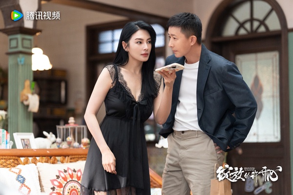 《綻放的許開心》是一部搞笑的家庭喜劇，開播後評價還可以，劇情有趣，節奏流暢，看膩古裝劇、甜寵劇的觀眾，可以換換口味追追看。《綻放的許開心》劇中，張雨綺飾演曾遭丈夫背叛的二胎媽媽「許開心」，渣前夫和小三再次入侵她的生活，許開心鬥志昂揚，就要守護兒女，奪回房子！