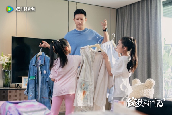 《綻放的許開心》是一部搞笑的家庭喜劇，開播後評價還可以，劇情有趣，節奏流暢，看膩古裝劇、甜寵劇的觀眾，可以換換口味追追看。《綻放的許開心》劇中，張雨綺飾演曾遭丈夫背叛的二胎媽媽「許開心」，渣前夫和小三再次入侵她的生活，許開心鬥志昂揚，就要守護兒女，奪回房子！