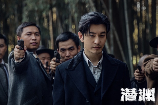 《潛淵》是一部諜戰劇，講述1940年1月，頭部受傷的地下工作者梁朔在深山暴雪中蘇醒，他因傷失憶，根據線索來到上海尋找自己的身份，卻陷入日軍圍捕，展開的諜戰故事。《潛淵》評價一般，觀眾都在吐槽有許多邏輯bug，不過節奏不錯，拍得驚心動魄，有營造出爽感。