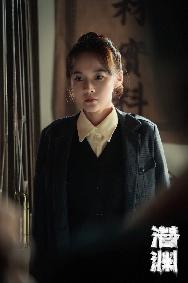 《潛淵》是一部諜戰劇，講述1940年1月，頭部受傷的地下工作者梁朔在深山暴雪中蘇醒，他因傷失憶，根據線索來到上海尋找自己的身份，卻陷入日軍圍捕，展開的諜戰故事。《潛淵》評價一般，觀眾都在吐槽有許多邏輯bug，不過節奏不錯，拍得驚心動魄，有營造出爽感。
