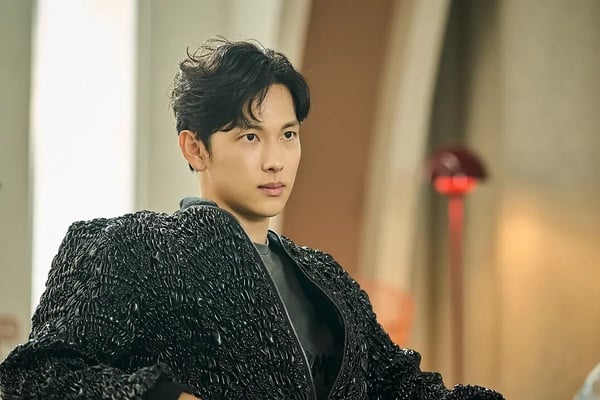 《魷魚遊戲3》結局後演員近況！李秉憲孫藝珍扮夫妻，李政宰和她上演18歲父女戀卻惹議