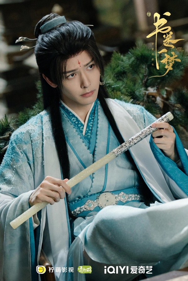 王以綸近年出演不少陸劇，像是《護心》、《大夢歸離》等，而他在《書卷一夢》飾演「上官鶴」，一登場就讓觀眾們印象深刻呢！