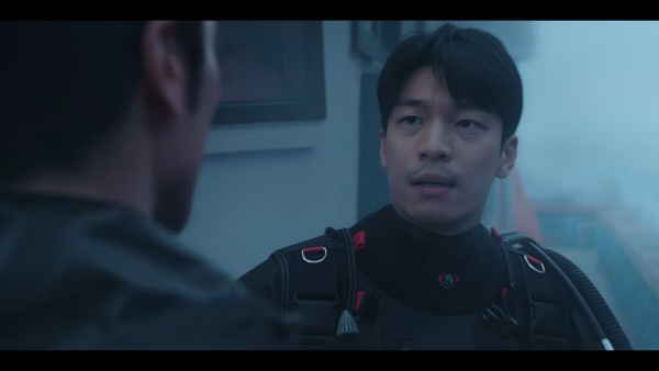 生小孩只需5分鐘？《魷魚遊戲3》6大槽點：成奇勳抱嬰兒跳繩，警察問了兩季「為什麼」