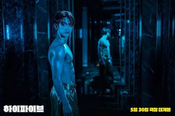 《異能5：死了一個超人以後》中，朴珍榮飾演的邪教教主「永春」，透過觸碰奪取他人生命力，角色形象充滿邪魅張力。