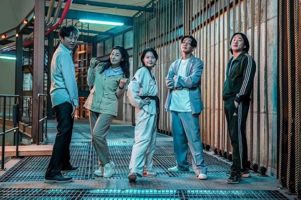 電影《異能5：死了一個超人以後》概念圖，描繪因器官移植獲得超能力的普通人之間，所展開的激烈戰鬥。