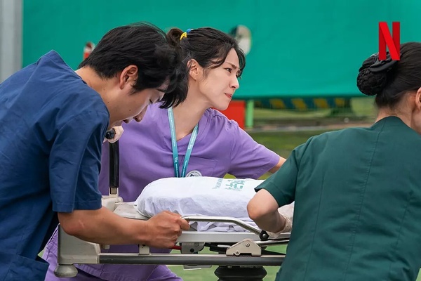 Netflix黑馬韓劇《外傷重症中心》中快節奏的手術場面，劇情爽快又兼具深度