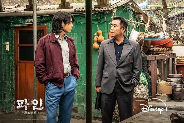 Disney+韓劇《下流大盜》中，柳承龍、梁世宗與林秀晶等主要演員在劇中場景，氛圍緊張。