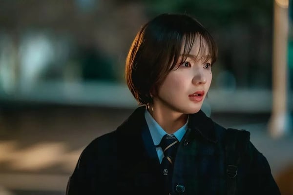 演員李恩泉在韓劇《清潭國際高等學校2》飾演主角金惠仁，表情充滿複雜情緒。