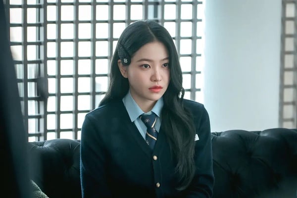 Red Velvet成員Yeri金藝琳在《清潭國際高等學校2》中飾演女王蜂「白濟娜」，眼神充滿氣勢。